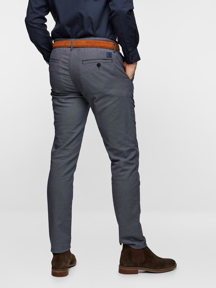 SLIM CHINO STRUCTURE STRETCH 7237631_EM6-MADEBYMONKIES-S19-Modell-right_28607_SLIM CHINO STRUCTURE STRETCH EM6.jpg_Right||Right