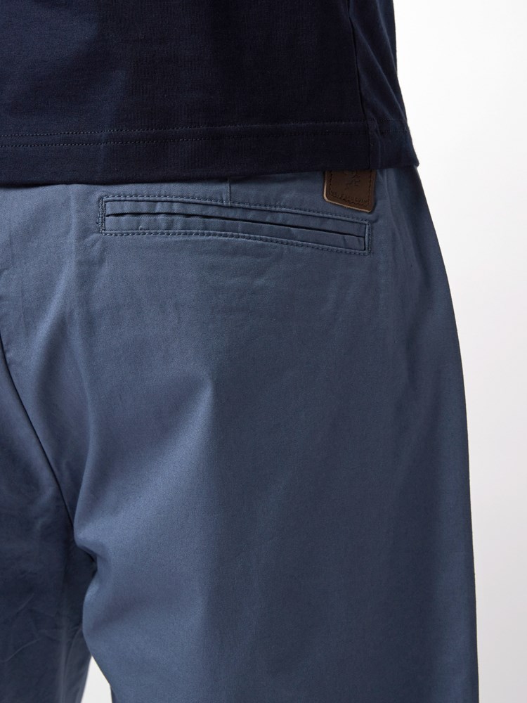CREW CHINO SHORTS 7246677_EDR--H21-Modell-right_33178_CREW CHINO SHORTS EDR.jpg_Right||Right