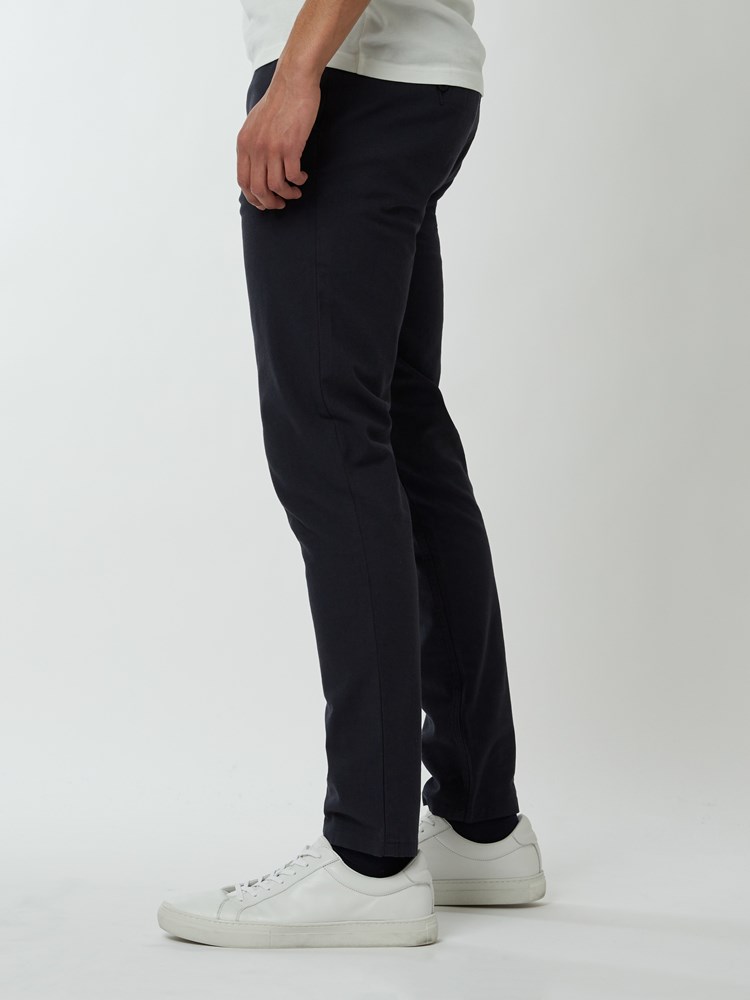Slim structure chino 7249686_EM6-MRCAPUCHIN-S22-Modell-Left_chn=boys_5678_Slim structure chino EM6_Slim structure chino EM6 7249686.jpg_Left||Left
