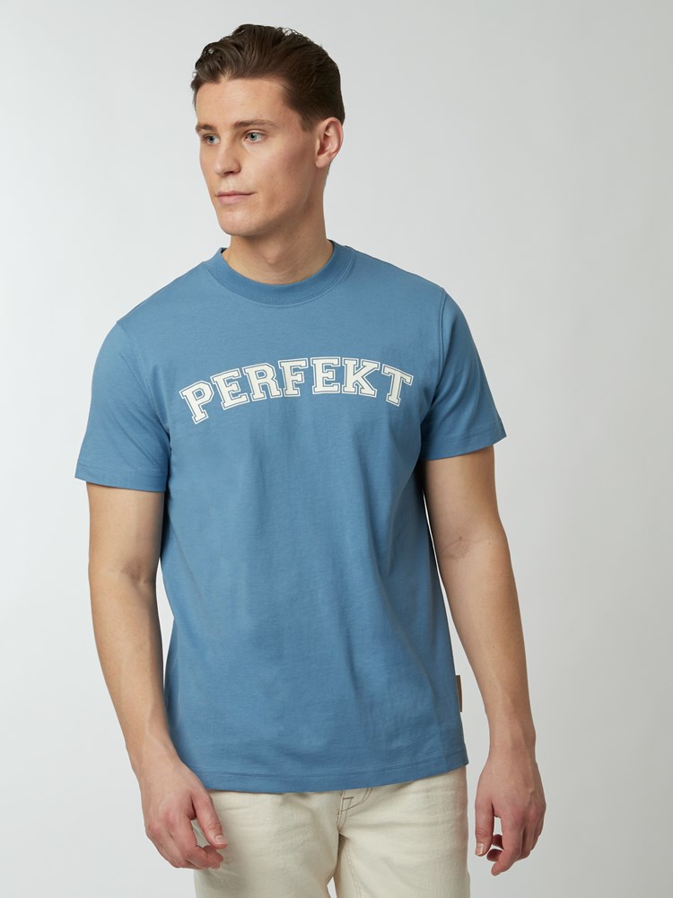 Perfekt t-skjorte 7249698_ECM-WOSNOTWOS-S22-Modell-Front_chn=boys_1875_Perfekt t-skjorte ECM 7249698.jpg_Front||Front