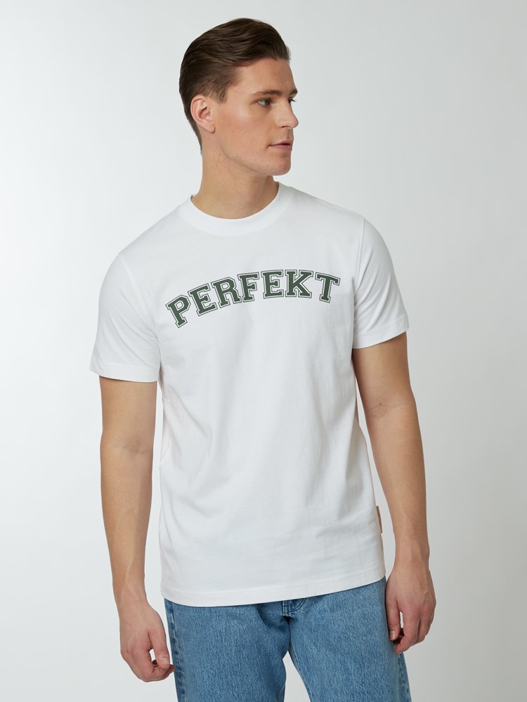 Perfekt t-skjorte 7249698_O68-WOSNOTWOS-S22-Modell-Front_chn=boys_2557_Perfekt t-skjorte O68 7249698.jpg_Front||Front