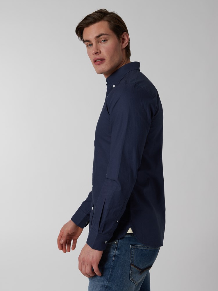 Washed oxfordskjorte 7249703_EHJ-HENRYCHOICE-S22-Modell-Left_chn=boys_6866_Washed oxfordskjorte EHJ 7249703.jpg_Left||Left