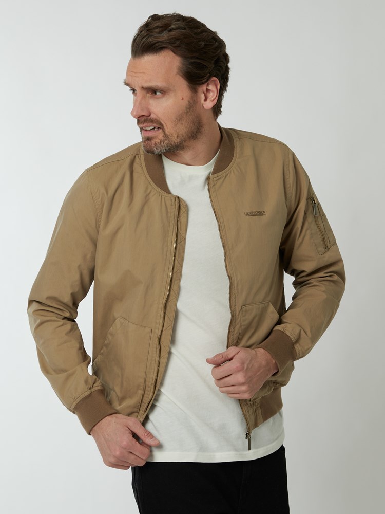 Neil bomberjakke 7249723_ADY-HENRYCHOICE-S22-Modell-Right_chn=boys_7705_Neil bomberjakke ADY_Neil bomberjakke ADY 7249723.jpg_Right||Right