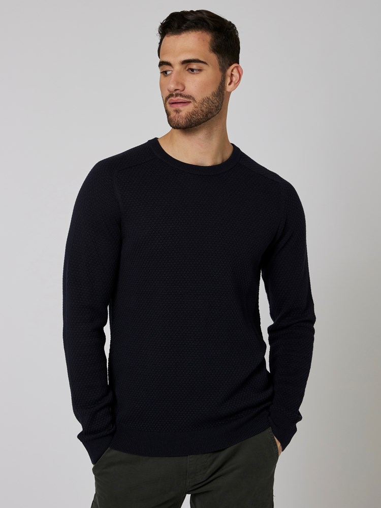 Olav strikkegenser 7500562_C27-MRCAPUCHIN-W22-Modell-Front_chn=boys_1048_Olav strikkegenser C27 7500562.jpg_Front||Front