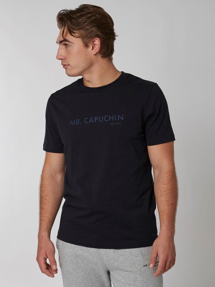 Augustus t-skjorte 7501042_C27-MRCAPUCHIN-A22-Modell-Front_chn=boys_734_Augustus t-skjorte C27 7501042.jpg_Front||Front