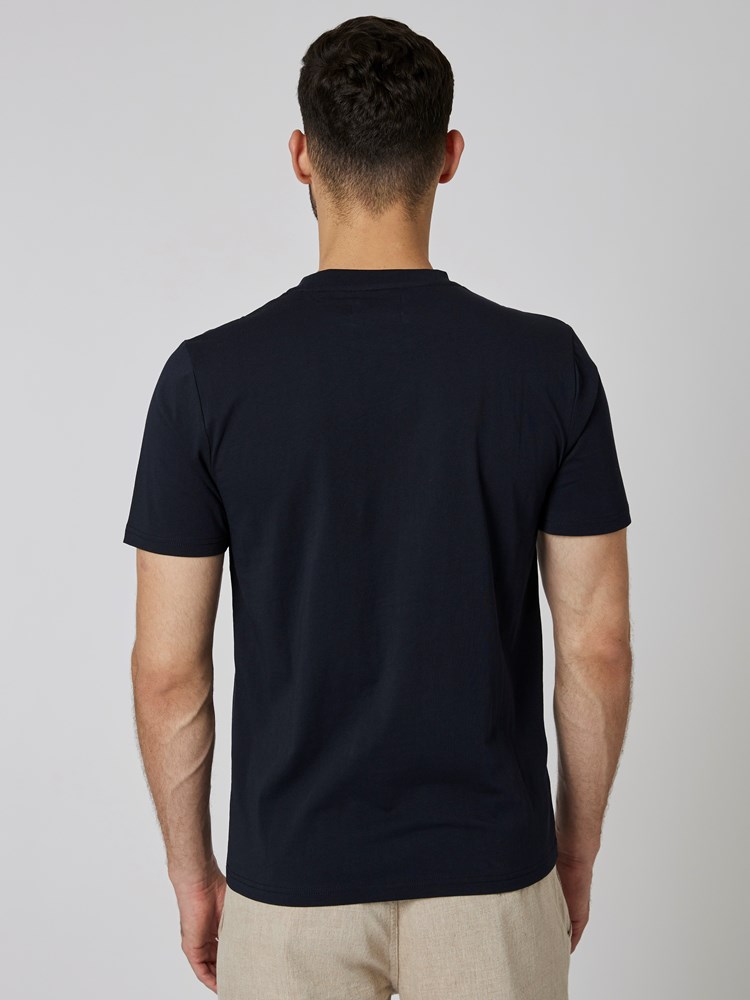 Augustus t-skjorte 7502276_C27-MRCAPUCHIN-S23-Modell-Front_chn=boys_2052_Augustus t-skjorte C27 7502276.jpg_Front||Front