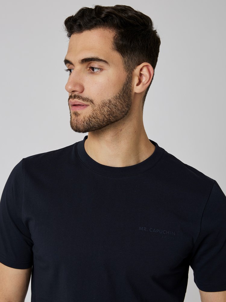 Augustus t-skjorte 7502276_C27-MRCAPUCHIN-S23-Modell-Front_chn=boys_779_Augustus t-skjorte C27 7502276.jpg_Front||Front