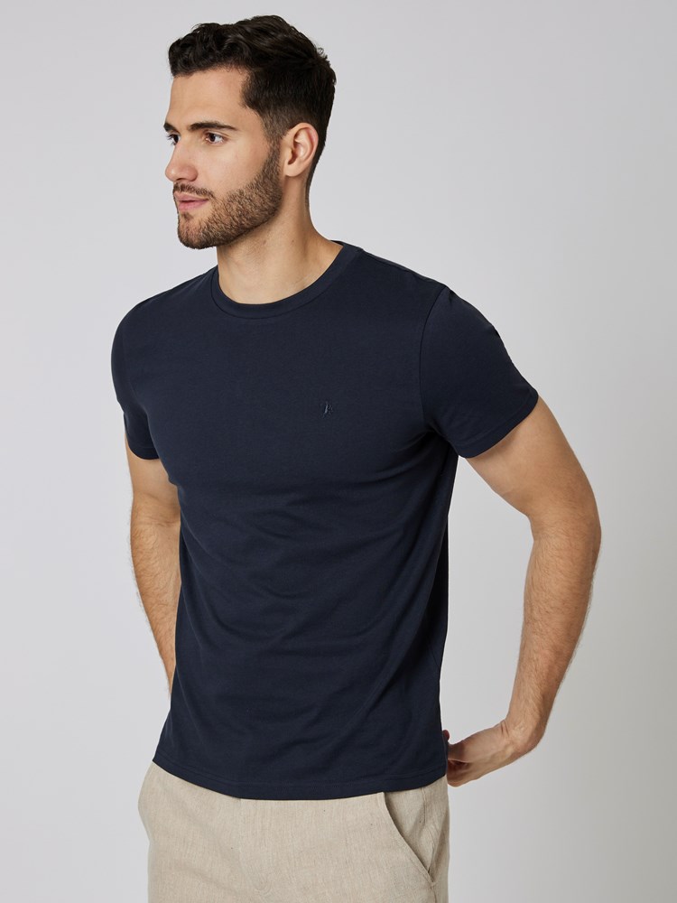 Base 2 pk t-skjorte 7502543_C27-MRCAPUCHIN-S23-Modell-Front_chn=boys_5021.jpg_Front||Front