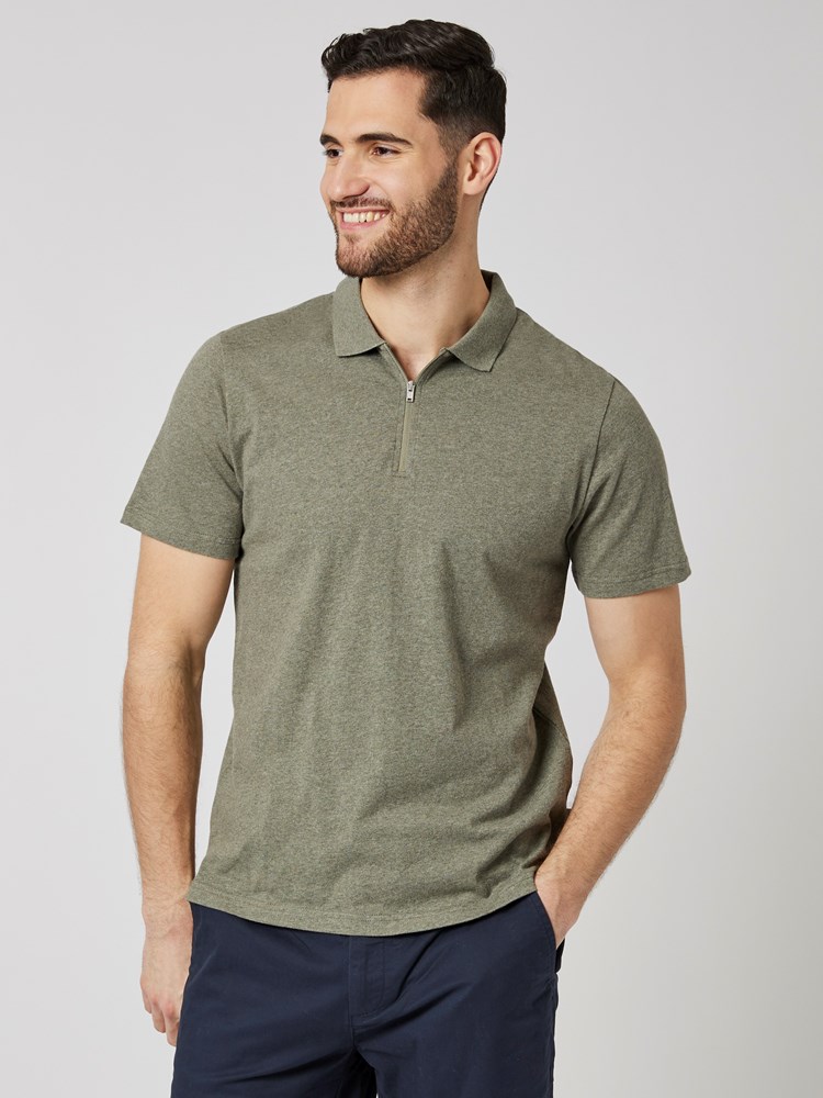 Ulrik polo t-skjorte 7503797_R21-MRCAPUCHIN-H23-Modell-Front_chn=boys_8701.jpg_Front||Front