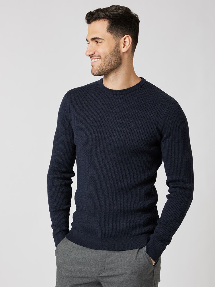 Cable strikkegenser 7504281_R15-MRCAPUCHIN-A23-Modell-Front_chn=boys_1671_Cable strikkegenser R15.jpg_Front||Front