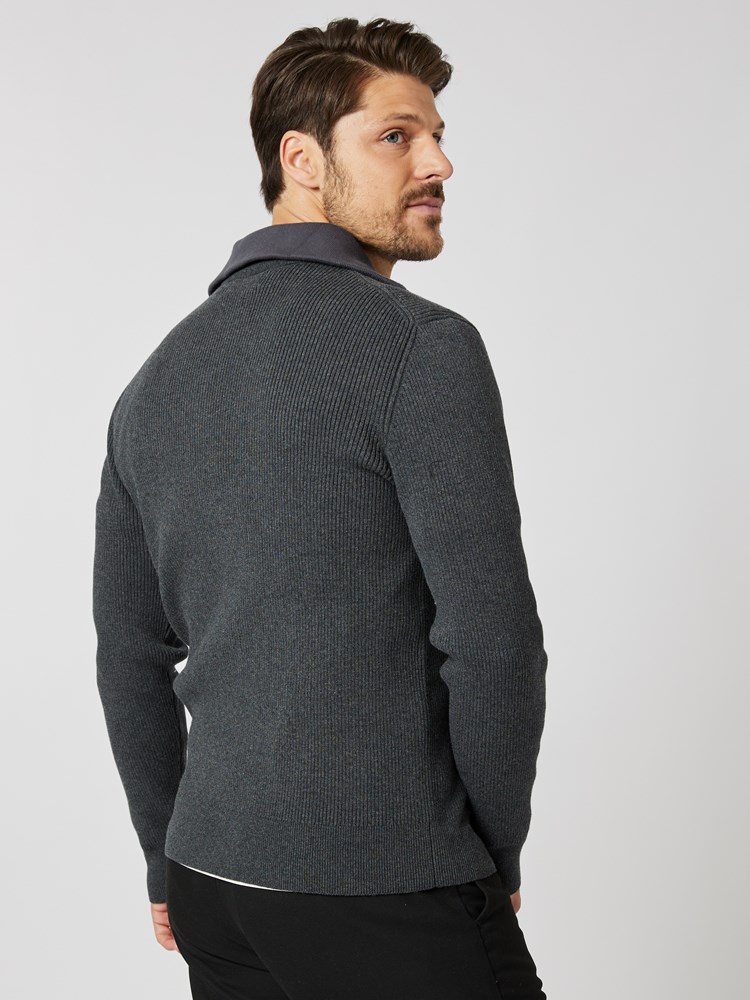 Birgir zip strikkegenser 7504298_IFS-MRCAPUCHIN-A23-Modell-Back_chn=boys_4113_Birgir zip strikkegenser IFS.jpg_