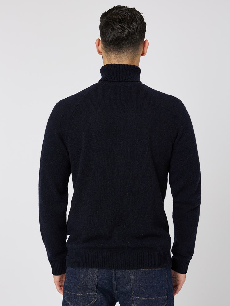 Sigurd polo strikkegenser 7505260_R15-MRCAPUCHIN-W23-Modell-Back_chn=boys_4860.jpg_Back||Back