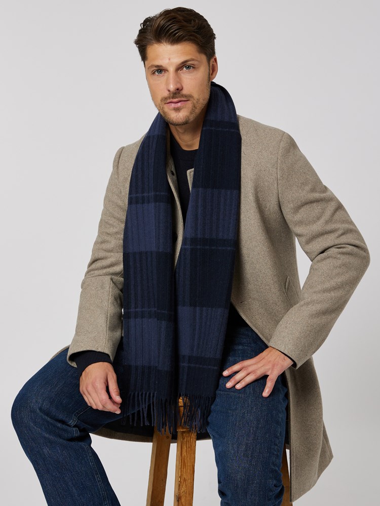 Johannes rutete skjerf 7505569_C27-MRCAPUCHIN-W23-Modell-Front_chn=boys_2142_Johannes rutete skjerf C27.jpg_Front||Front