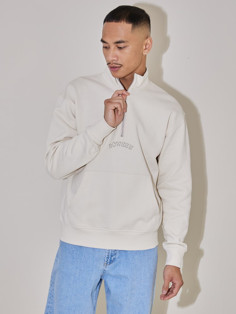 Lowkey zipneck 7506790_I2O-WOSNOTWOS-S24-Modell-Front_chn=boys_1359_Lowkey zipneck I2O.jpg_Front||Front