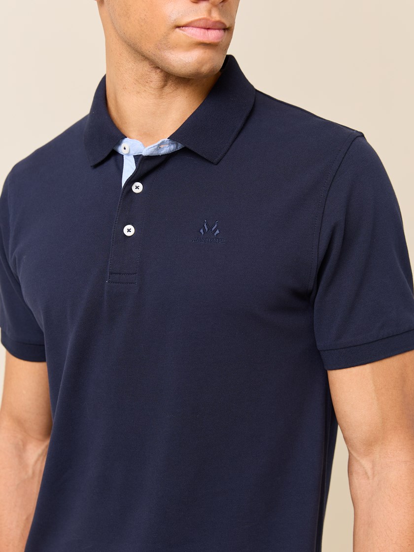 7510003 EM6 7510003_EM6-JEANPAUL-S25-Modell-Front_5168_Mitch pique EM6.jpg_Front